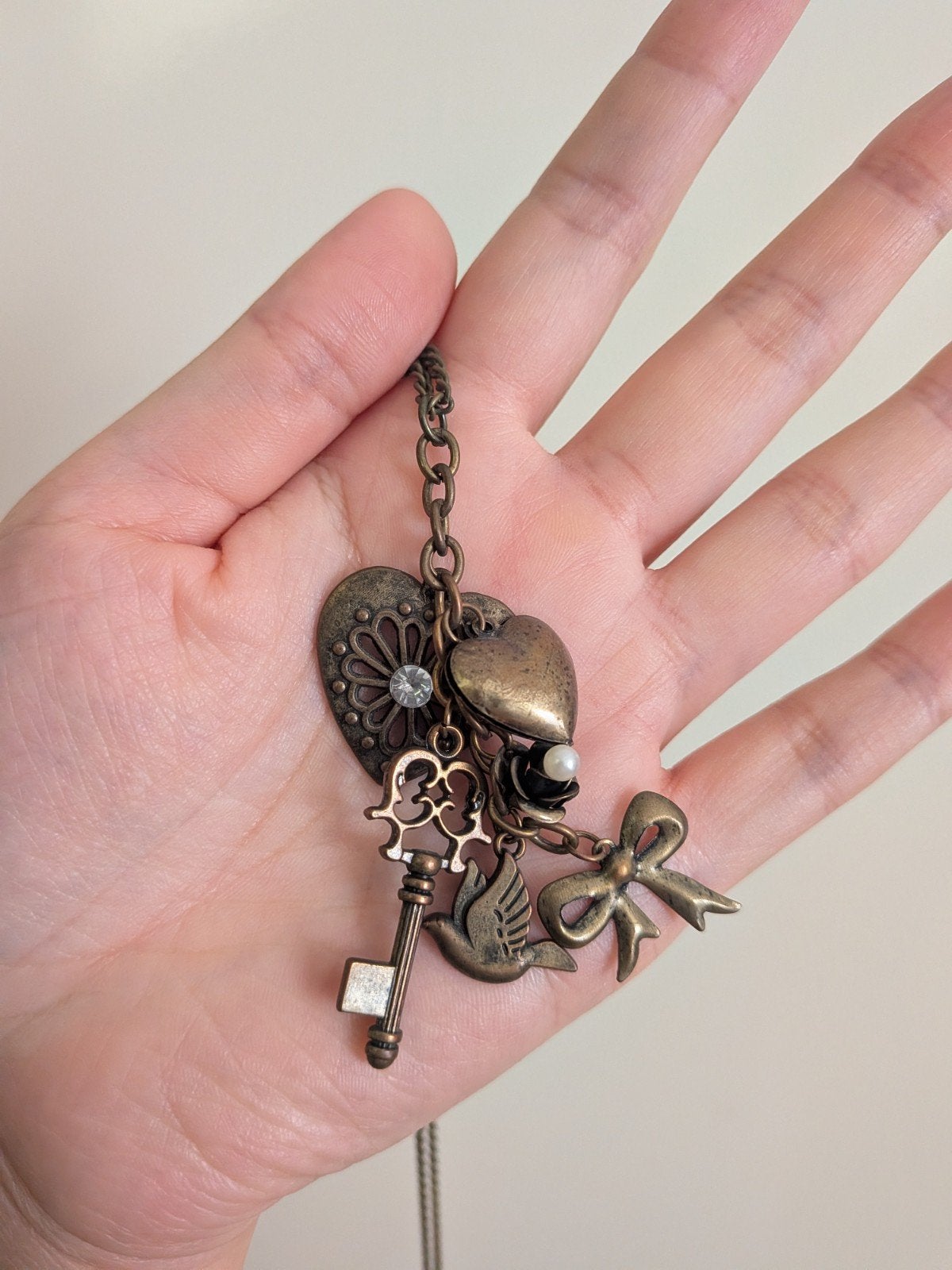 Vintage ketting met hart, sleutel en vogel hanger, Gebruikt, Bruin, Ophalen of Verzenden, Overige materialen