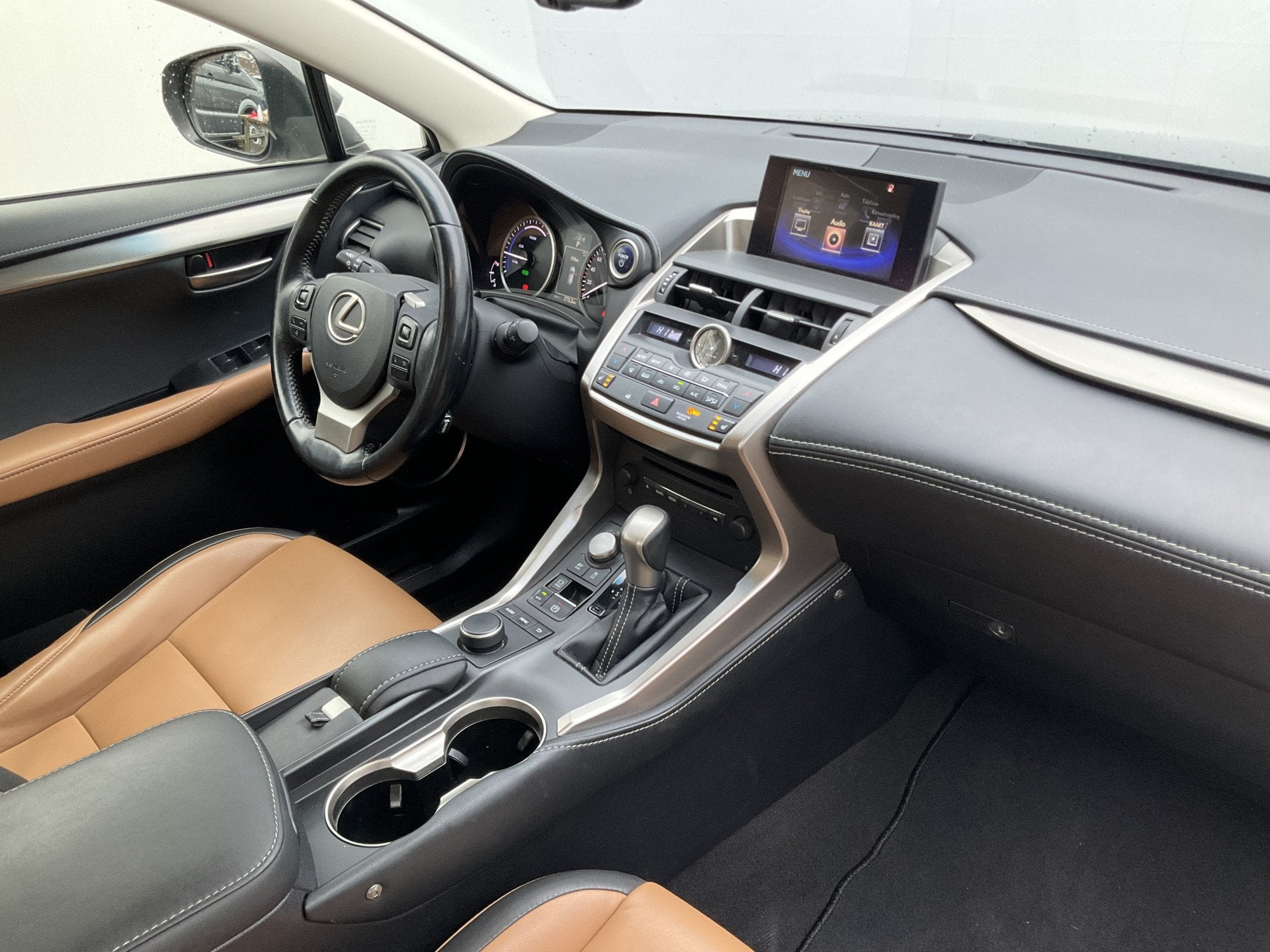 Lexus NX 300h AWD Navi Camera Leer Trekhaak Hoge zit Busines, Automaat, Gebruikt, Euro 6, 1760 kg