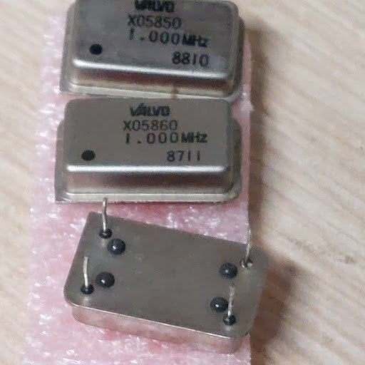 3x Vintage Valvo 1.000 MHz Actieve Kristaloscillatoren (NOS), Ophalen of Verzenden, Nieuw
