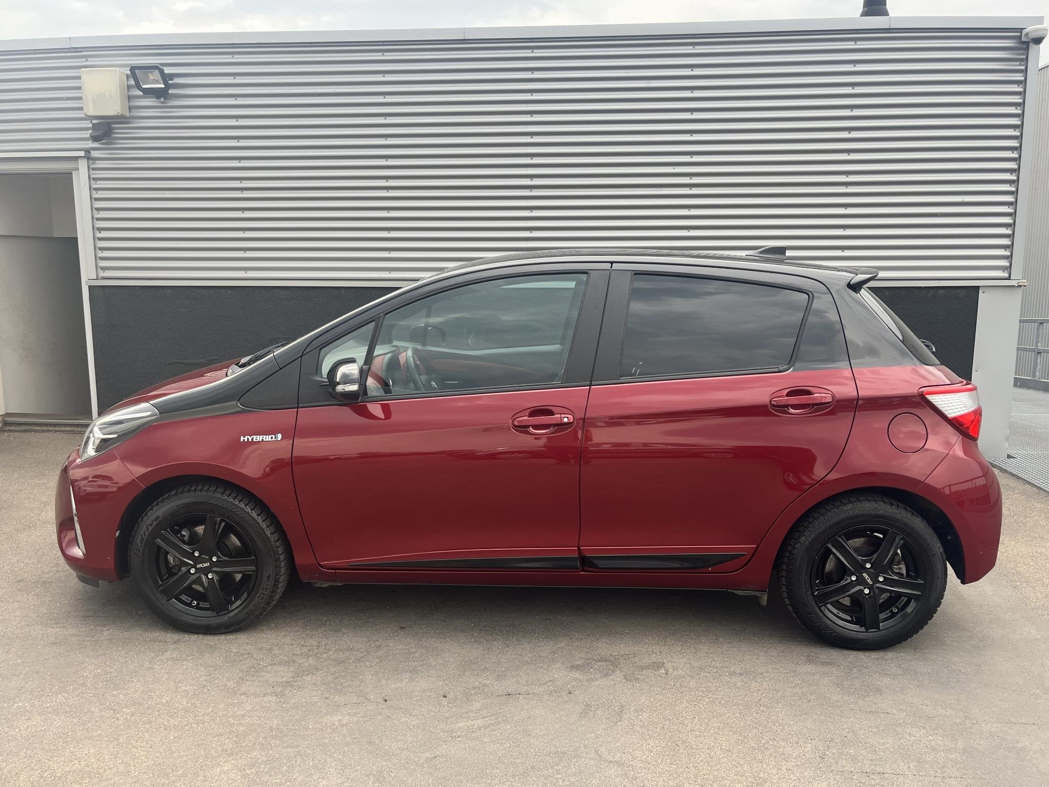 Toyota Yaris 1.5 Hybrid Bi-Tone Navigatie, Achteruitrijcamer, Auto's, Gebruikt, Euro 6, 4 cilinders, Automatische klimaatregeling