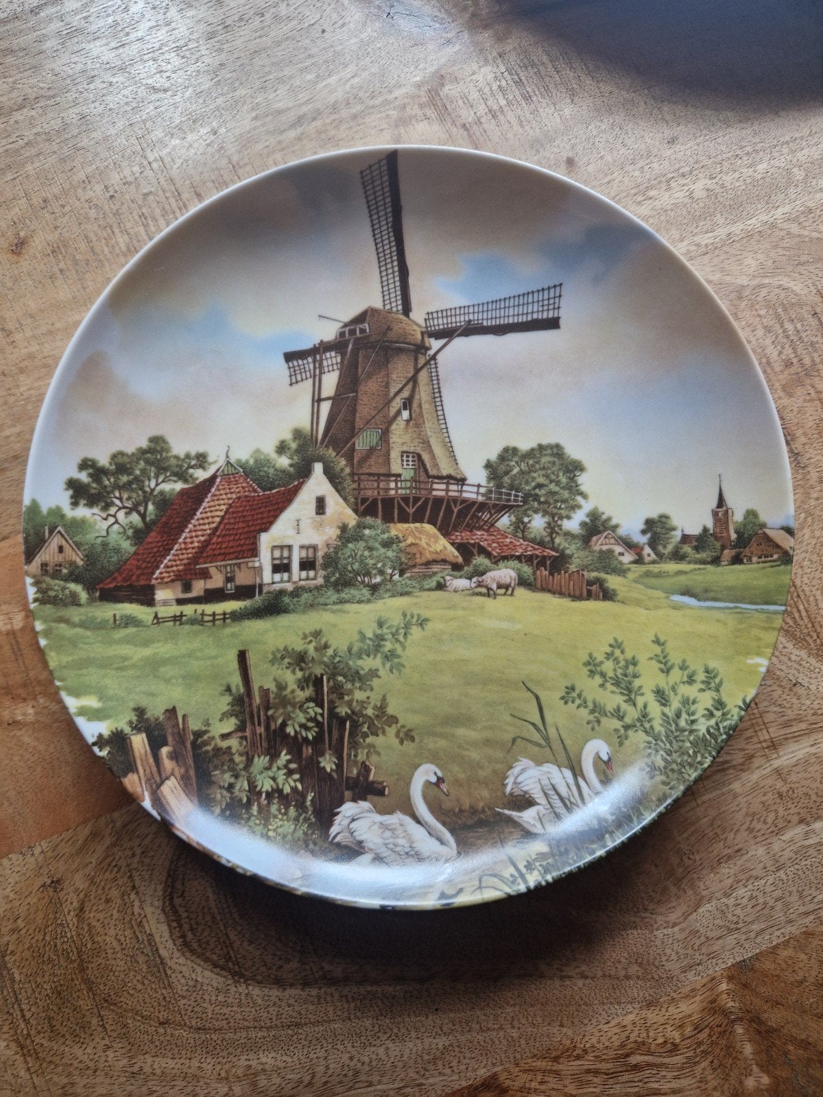 Decoratief bord met Hollandse molen en zwanen, Antiek en Kunst, Antiek | Wandborden en Tegels, Ophalen of Verzenden