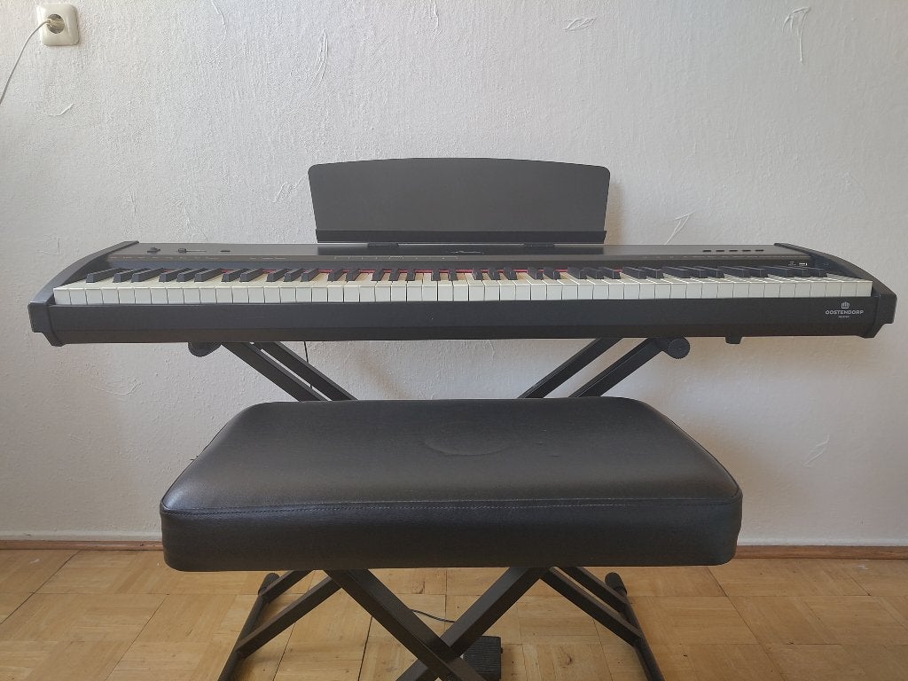 Foto 4 van Amadeus Stage 1 piano (incl. pianokruk en sustainpedaal)