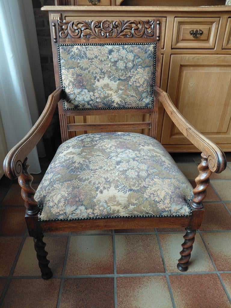 Oude stoel hout met gobelin bekleding, Ophalen