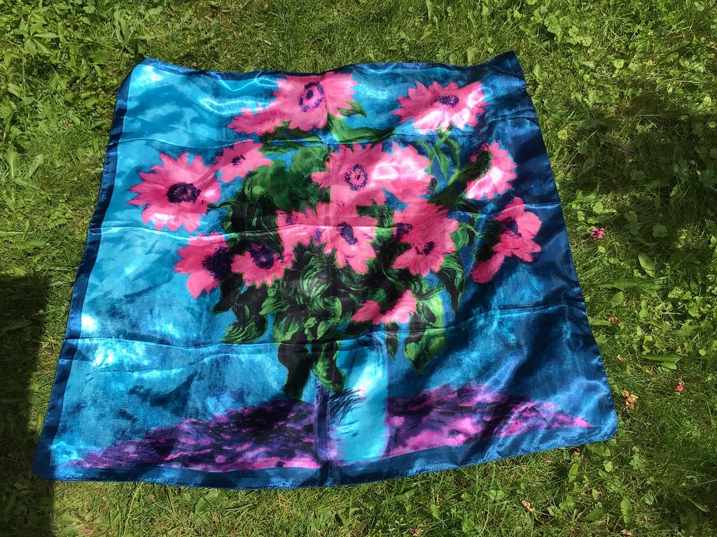 Satijnen sjaal, bloemen op vaas, Kleding | Dames, Mutsen, Sjaals en Handschoenen, Ophalen of Verzenden, Zo goed als nieuw, Maat 46/48 (XL) of groter
