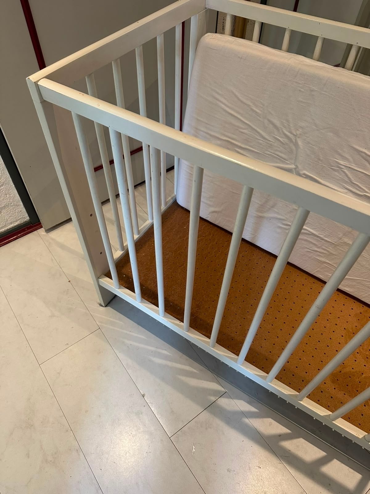2 Kinderledikantjes - Wit, Inclusief Matrassen, Kinderen en Baby's, Ophalen, Gebruikt, Lattenbodem, Minder dan 140 cm