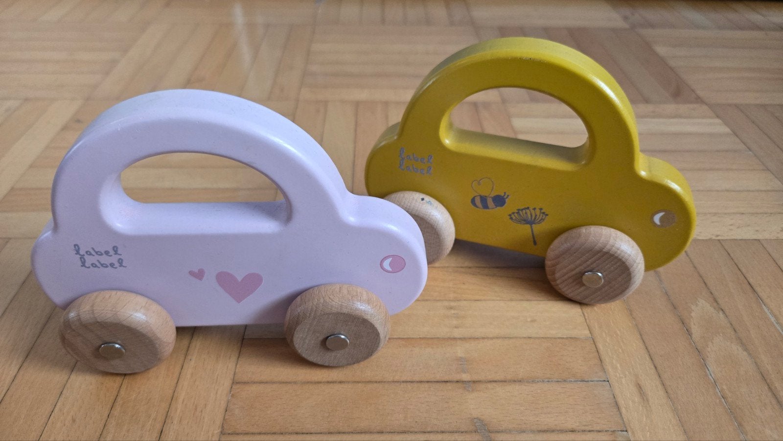 2 Label Label houten speelgoed autootjes, Ophalen, Zo goed als nieuw, Duw- of Trekspeelgoed