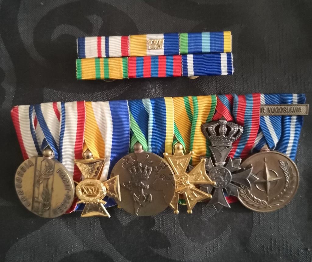 6 delige medaille spang + bijbehorende batons, Verzamelen, Militaria | Algemeen, Verzenden, Landmacht, Nederland, Lintje, Medaille of Wings