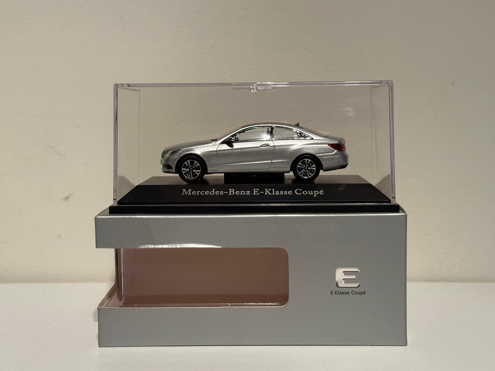 Mercedes-Benz E-klasse Coupe Facelift | Kyosho | schaal 1:43, Hobby en Vrije tijd, Modelauto's | 1:43, Ophalen of Verzenden, Nieuw