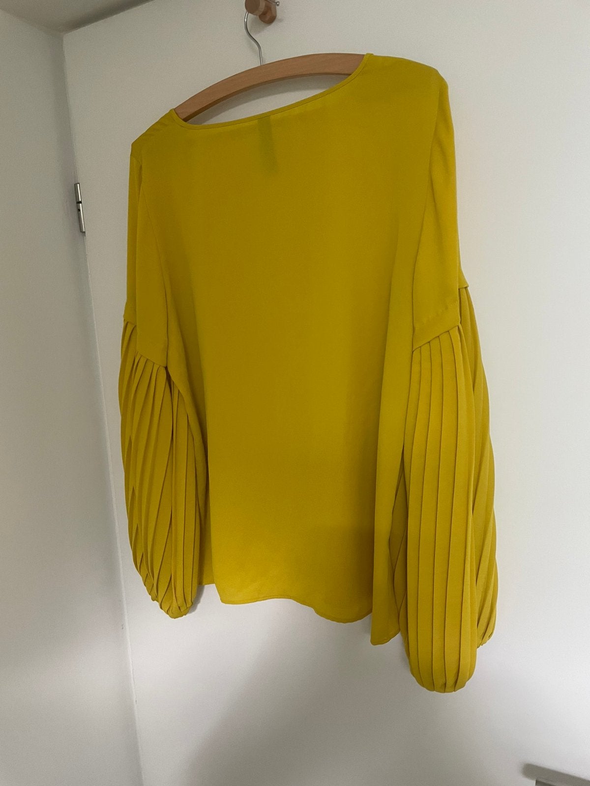Marccain prachtige blouse maat N4 met plissé mouwen, Kleding | Dames, Verzenden, Zo goed als nieuw, Maat 38/40 (M)