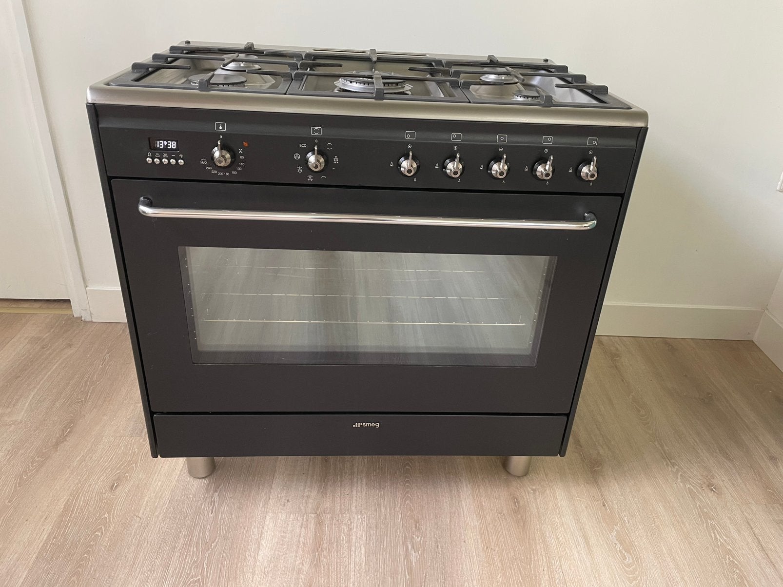 Smeg fornuis 5 pits heteluchtoven 90 cm mat zwart zgan, Witgoed en Apparatuur, Ophalen, 60 cm of meer, Zo goed als nieuw, Energieklasse A of zuiniger