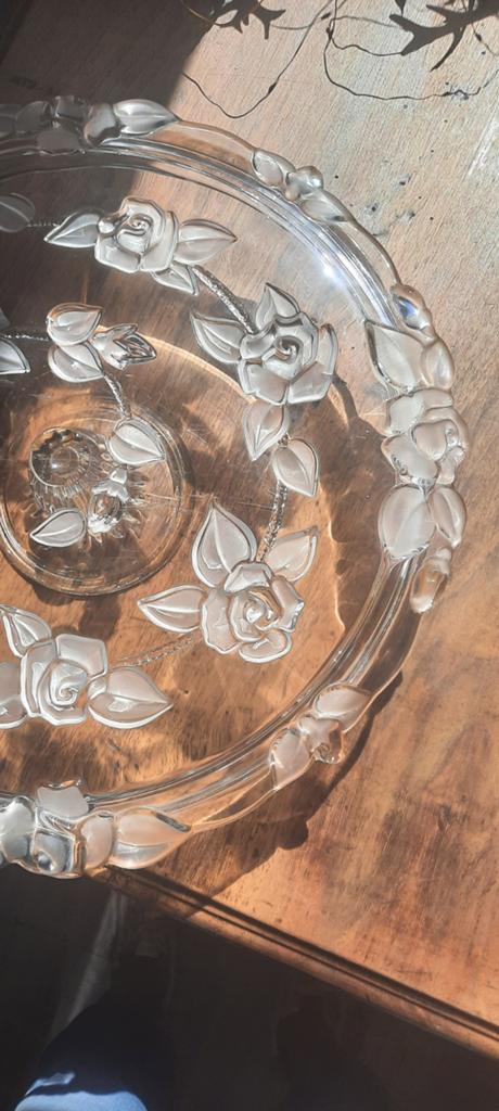Zeer mooie massieve taart schaal op voet, Ophalen of Verzenden, Overige stijlen, Glas, Schaal of Schalen