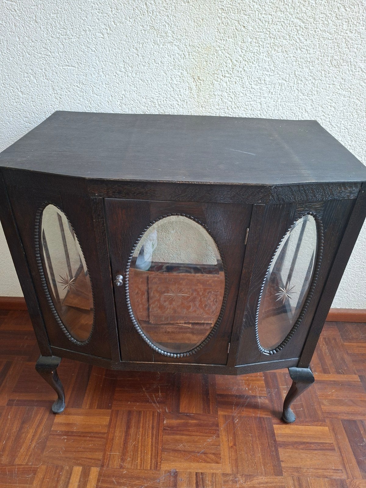 Antieke vitrinekast met gebogen glas, Ophalen