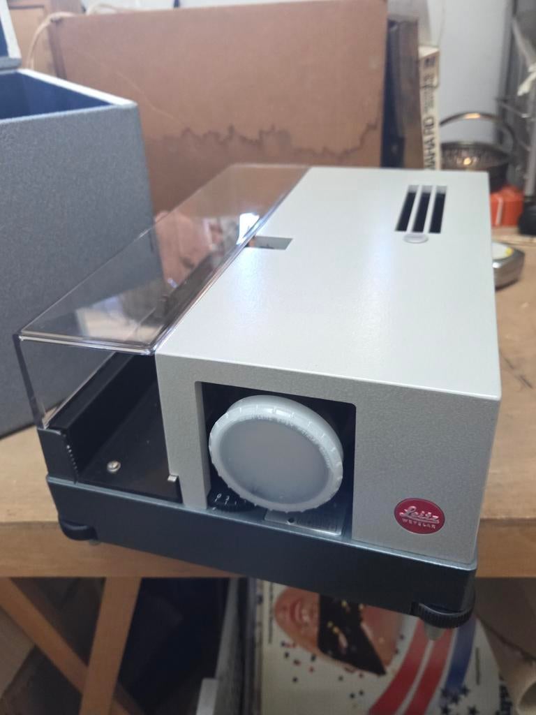 Leitz Wetzlar Diaprojector met Koffer, Audio, Tv en Foto, Diaprojectors, Ophalen of Verzenden, Gebruikt