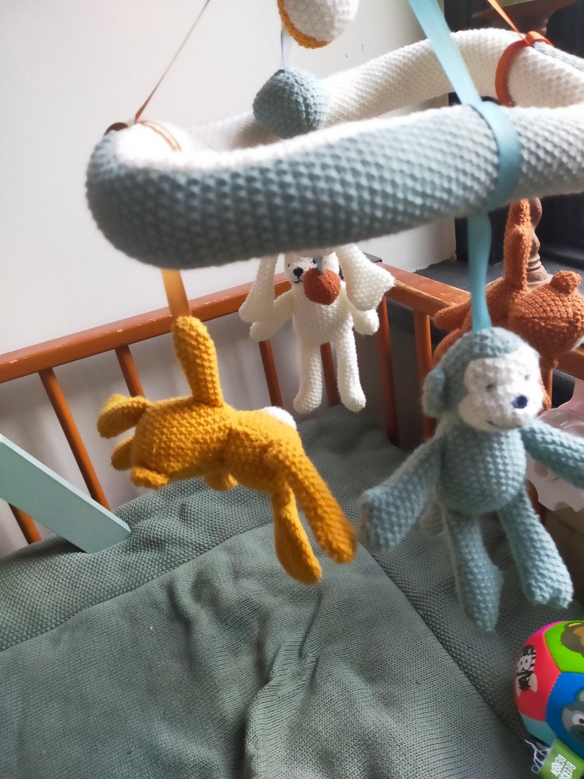 Muziek mobiel met gehaakte dieren voor in de box, Kinderen en Baby's, Speelgoed | Babyspeelgoed, Ophalen, Zo goed als nieuw, Mobiel