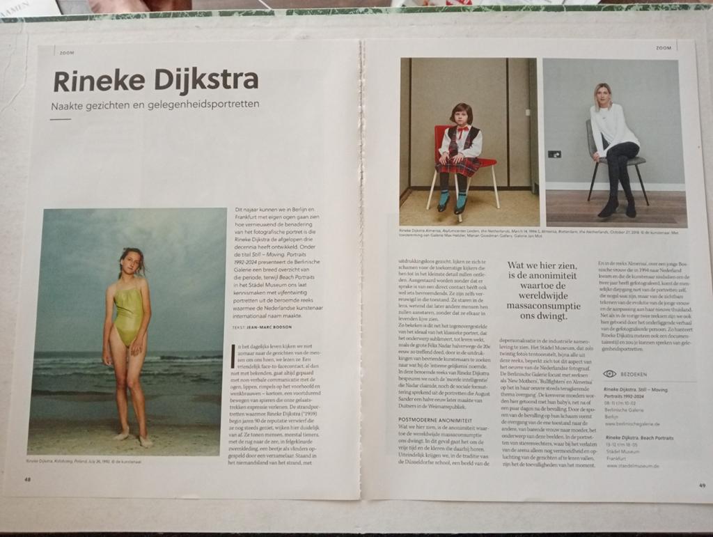 Rineke Dijkstra artikel 2024, Verzamelen, Tijdschriften, Kranten en Knipsels, Ophalen of Verzenden, 1980 tot heden, Knipsel(s)