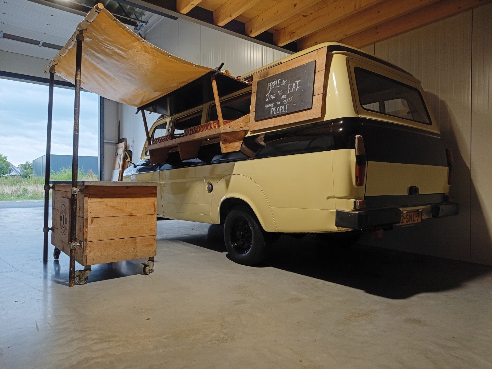 Foto 3 van Ford Transit Foodtruck Benzine belastingvrij APK 2028!
