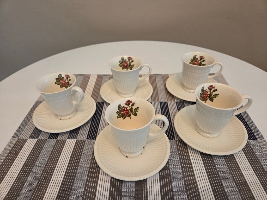 Wedgwood Moss Rose 5 koffiekopjes met bordjes, Klassiek, Ophalen of Verzenden, Zo goed als nieuw, Kop(pen) en/of Schotel(s)