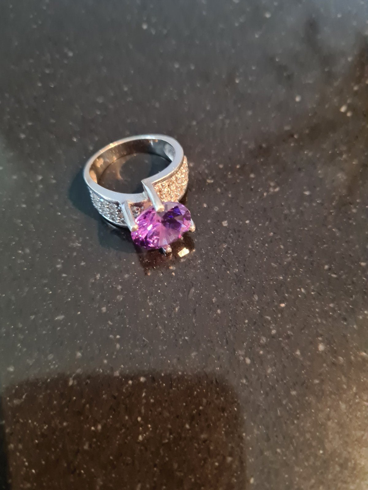 Zilveren ring met paarse edelsteen en zirkonia, Met edelsteen, Ophalen of Verzenden, Zo goed als nieuw, 17 tot 18