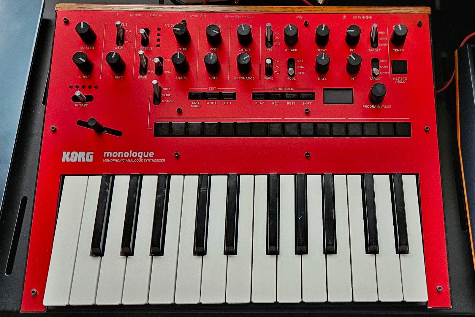 Korg Monologue Synthesizer (Red), Gebruikt, Korg, Met midi-aansluiting, Overige aantallen