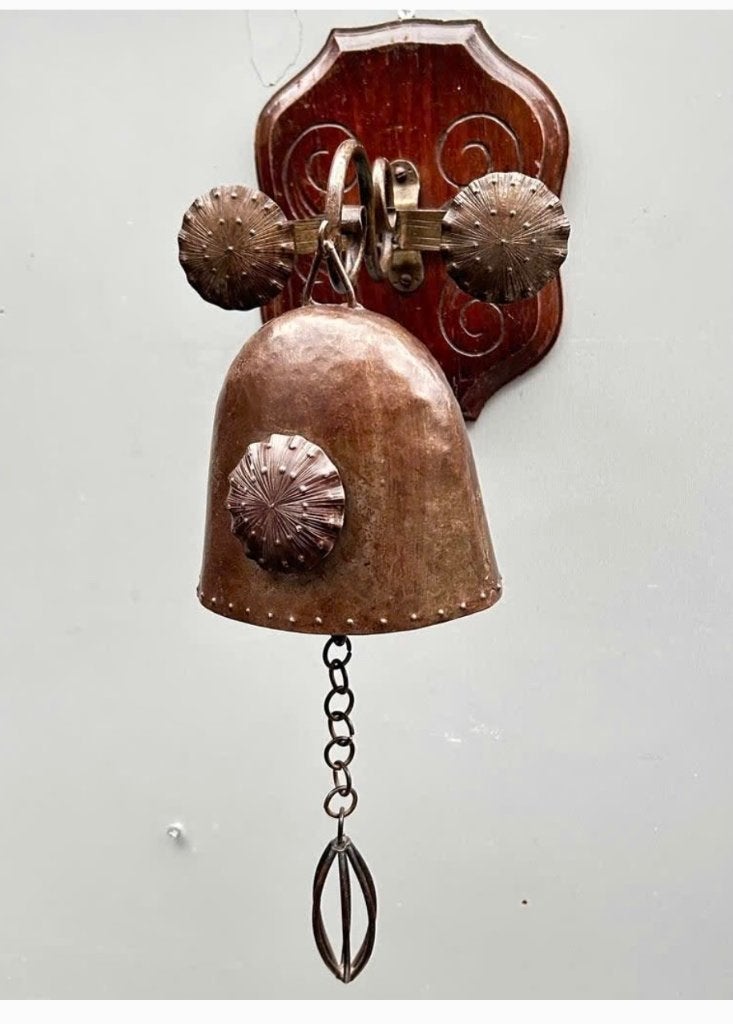 Vintage bel met klepel aan muurhanger, kapstok idee, Ophalen of Verzenden