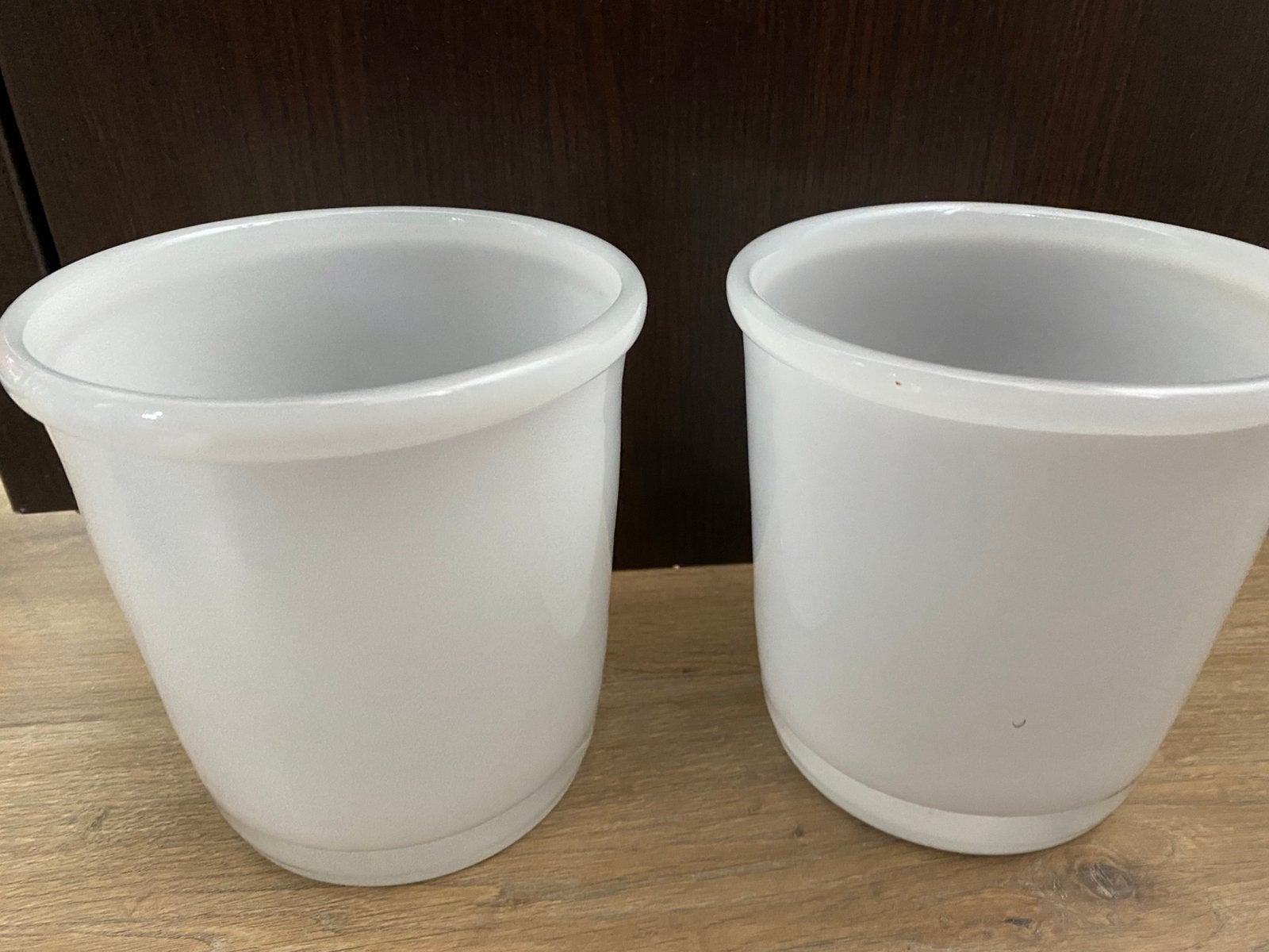 2 melkglazen bloempotten 16 cm hoog en 16 cm doorsnee, Ophalen, Rond, Zo goed als nieuw, Aardewerk