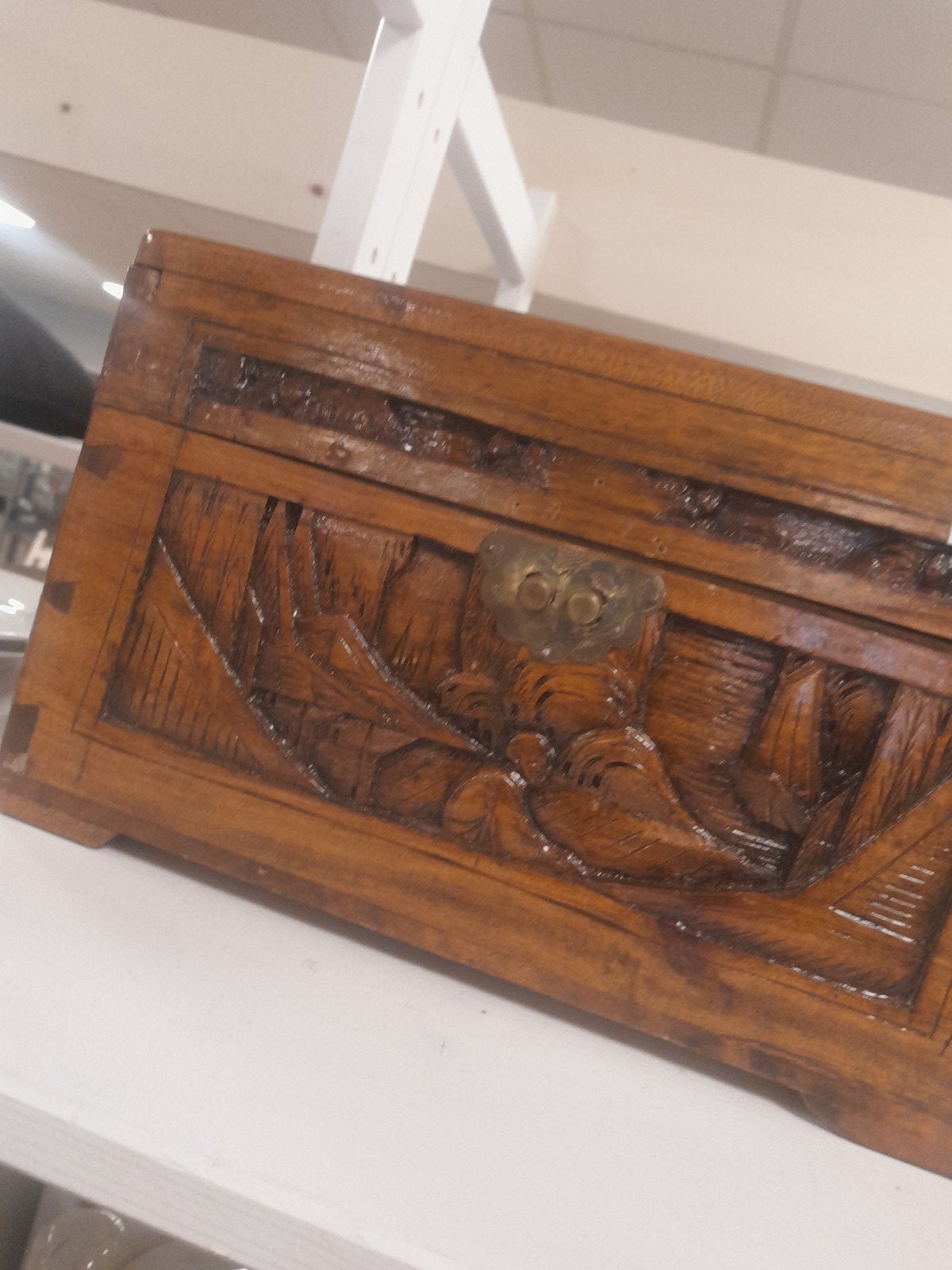 Antieke houten kist met houtsnijwerk, Verzenden