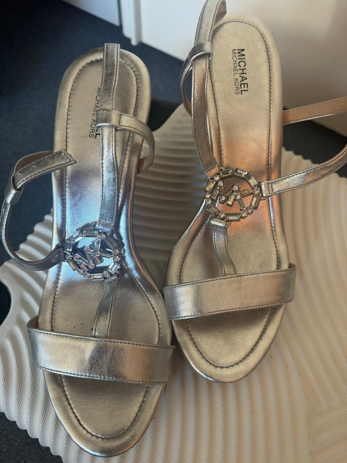 Michael Kors sleehak sandalen zilver maat 40/41, Ophalen of Verzenden, Gedragen, Overige kleuren, Sandalen of Muiltjes