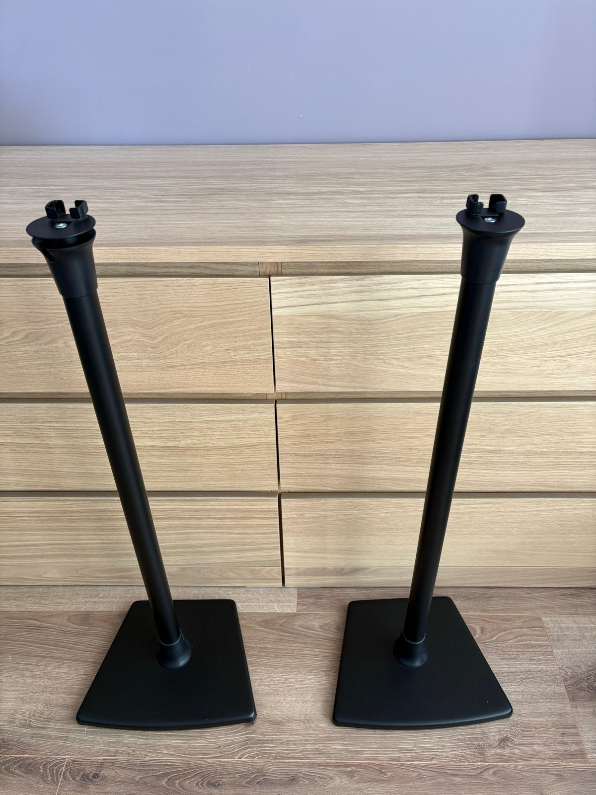 SANUS Speakerstandaarden - Zwart (2 stuks), Audio, Tv en Foto, Zo goed als nieuw, Geschikt voor surround/home cinema, Boekenplank luidspreker