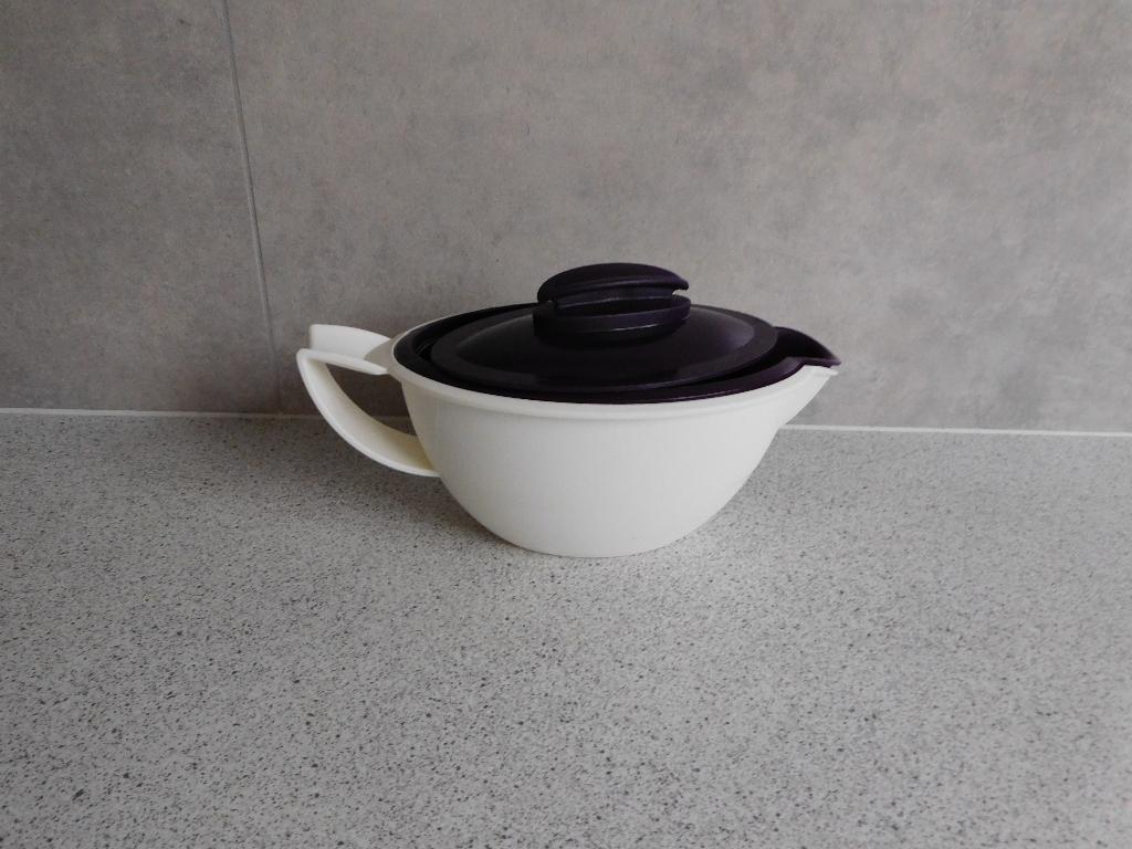 Tupperware Isoduo Sauskom 550 ml. Aubergine Wit, Huis en Inrichting, Keuken | Tupperware, Ophalen of Verzenden, Zo goed als nieuw