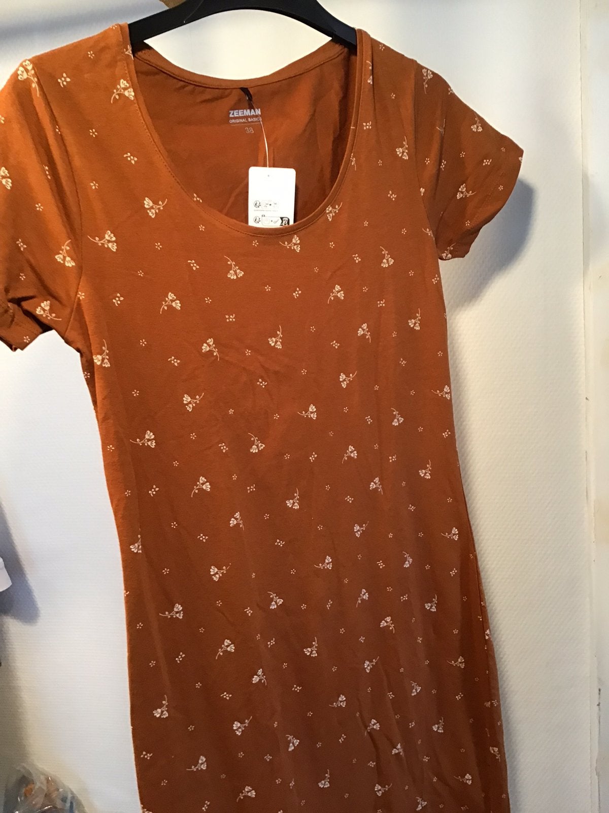 Leuke jurk, smal, maat 38. Nieuw met label, Maat 38/40 (M), Bruin, Nieuw, Ophalen of Verzenden