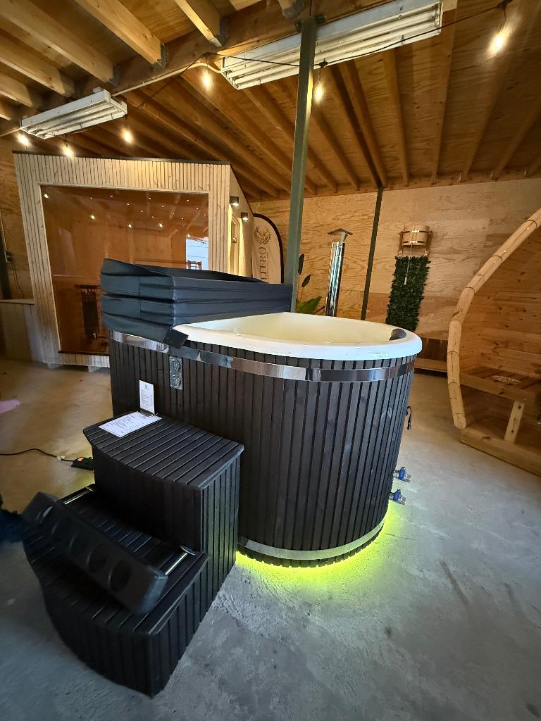 Ofuro Hottub WELFERØ 170 x 100 (demo korting), Ophalen, Nieuw, Trap, Vast