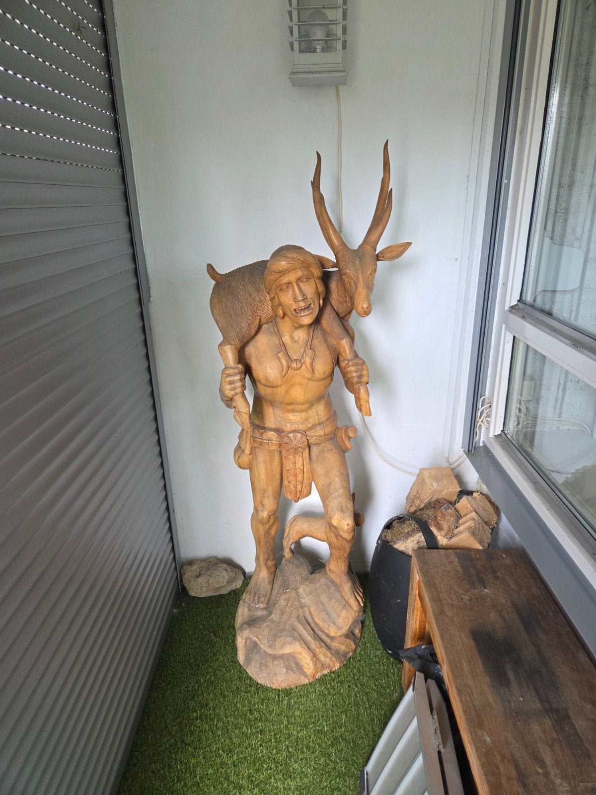 Groot houten beeld van jager met hert, Filipijnen, Ophalen of Verzenden, Handgemaakt, 1 meter - 2 meter, Beeld