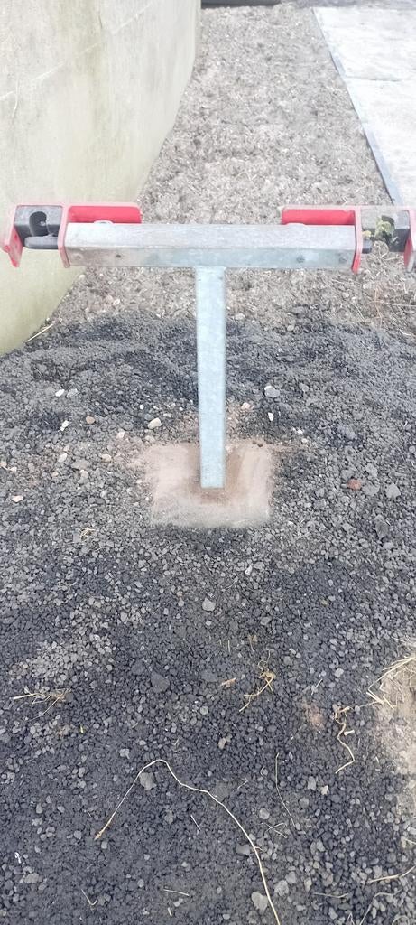 Metalen paal met rode beugels, Ophalen of Verzenden, Gebruikt