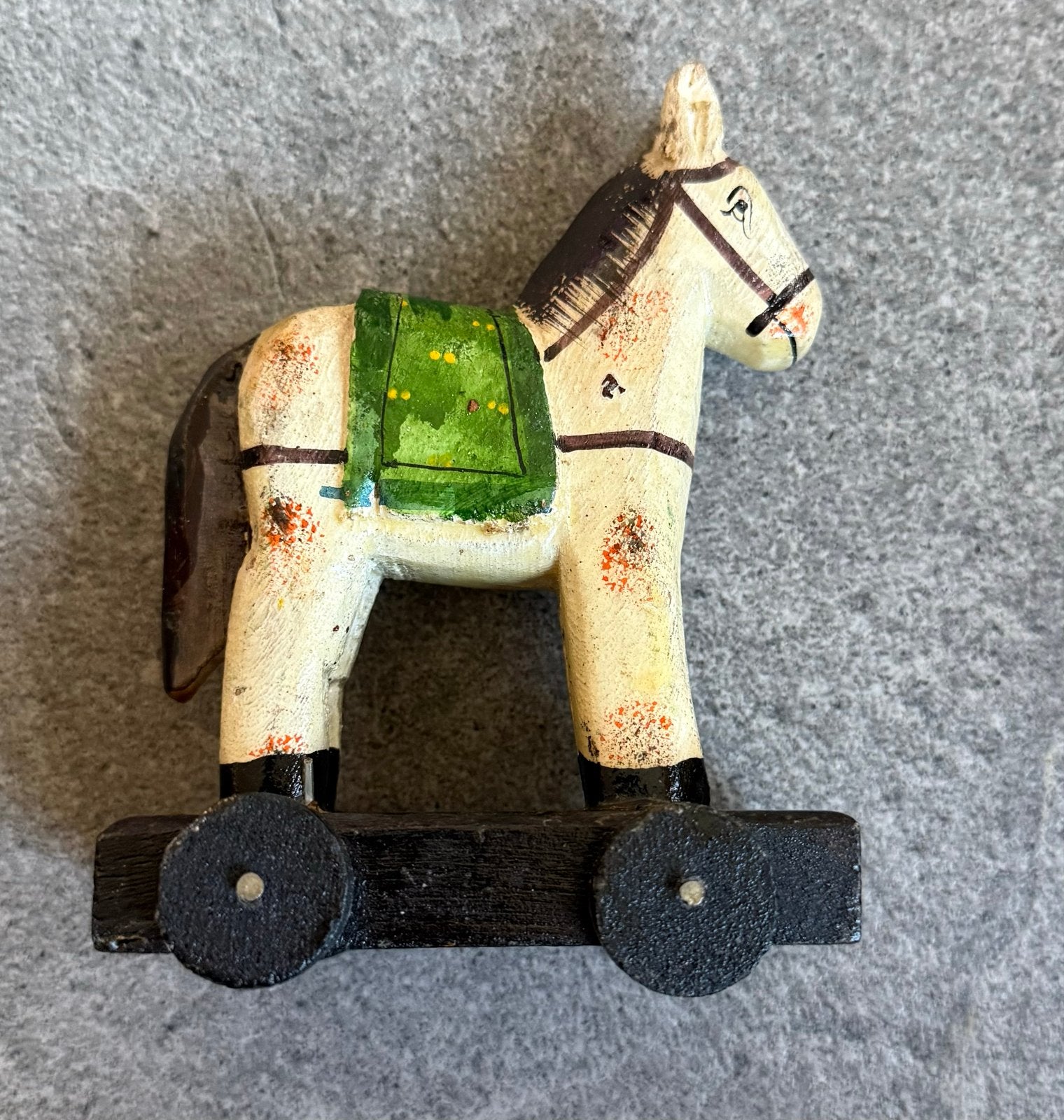Vintage Handgesneden Houten Paardje op Wieltjes - Ghodi, Ophalen of Verzenden
