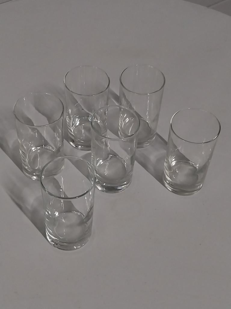 Krat met 47 waterglazen, Ophalen