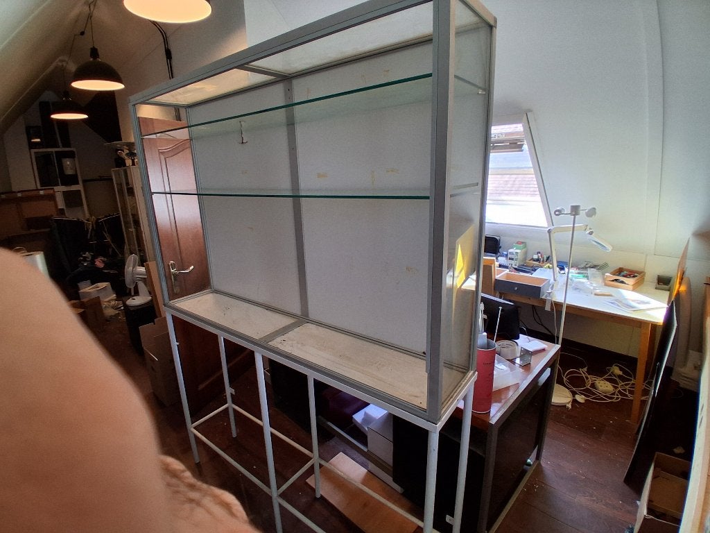 Beschadigde grote vitrinekast op onderstel 153x31x100/205, Huis en Inrichting, Ophalen, Met plank(en), Gebruikt, 150 tot 200 cm