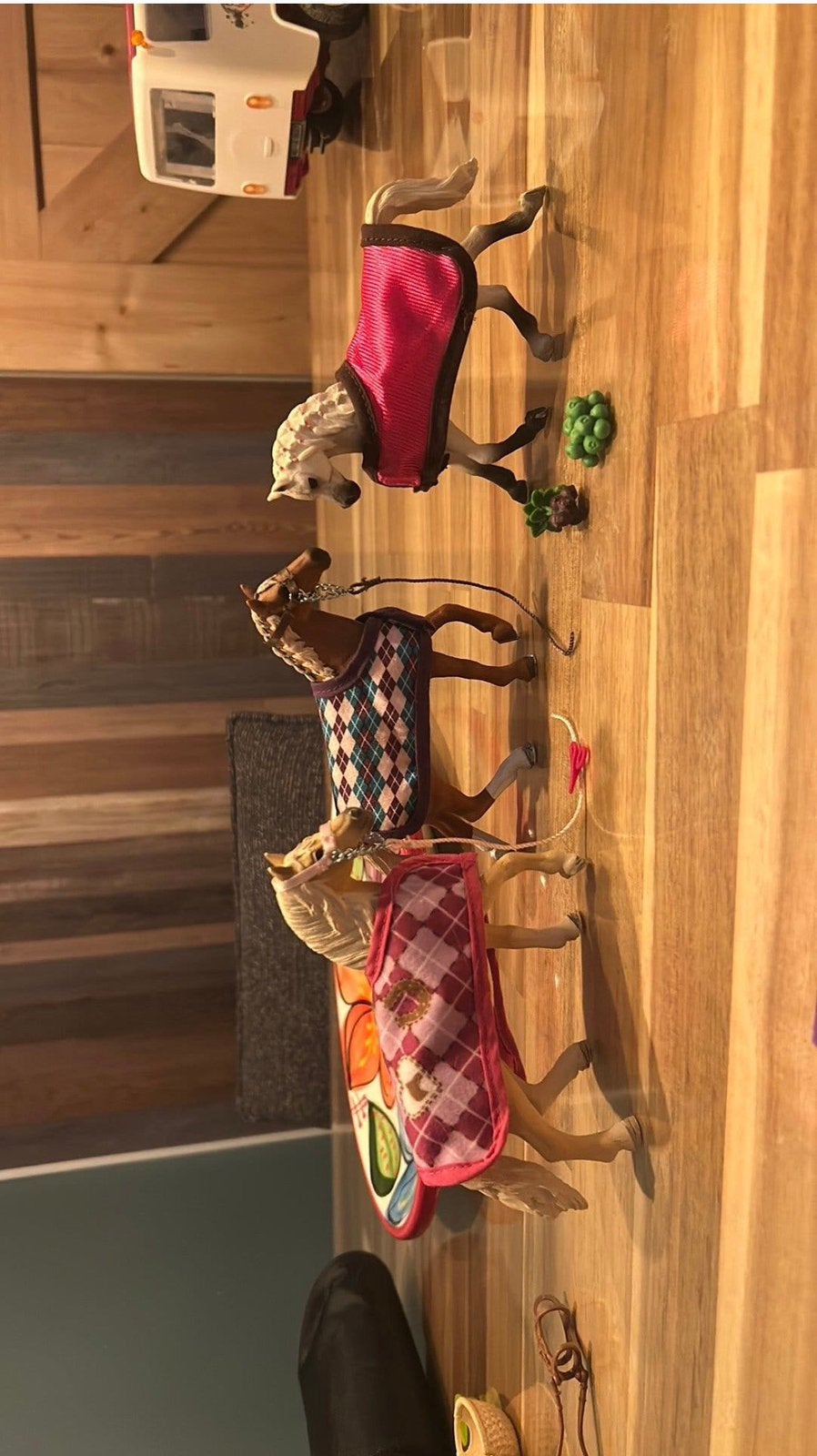 Schleich Paarden met dekens en accessoires €20,-, Ophalen of Verzenden, Zo goed als nieuw