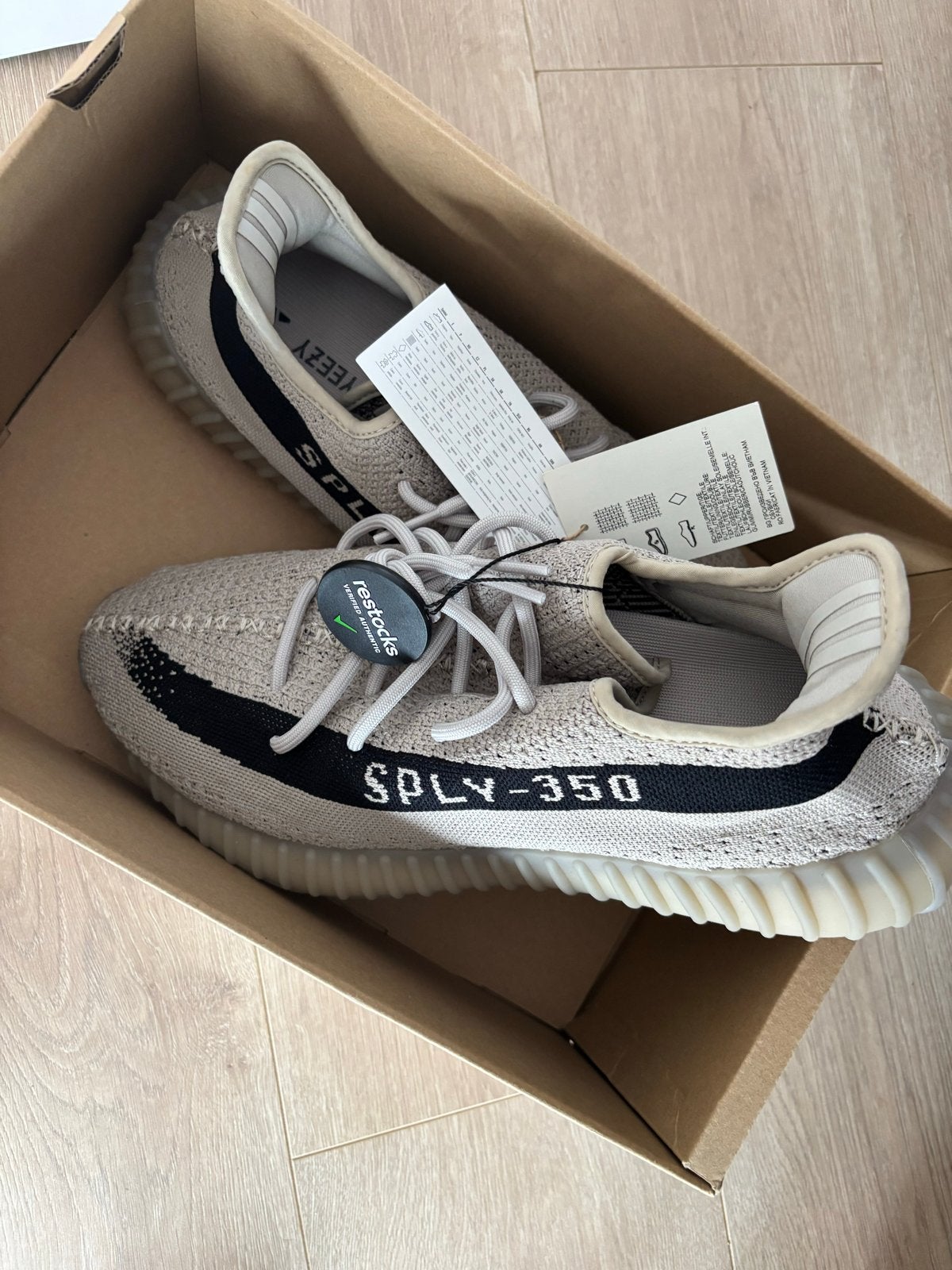 Adidas Yeezy Boost 350 V2 Slate - Nieuw in doos, Kleding | Heren, Schoenen, Ophalen of Verzenden, Nieuw, Overige kleuren, Sneakers of Gympen