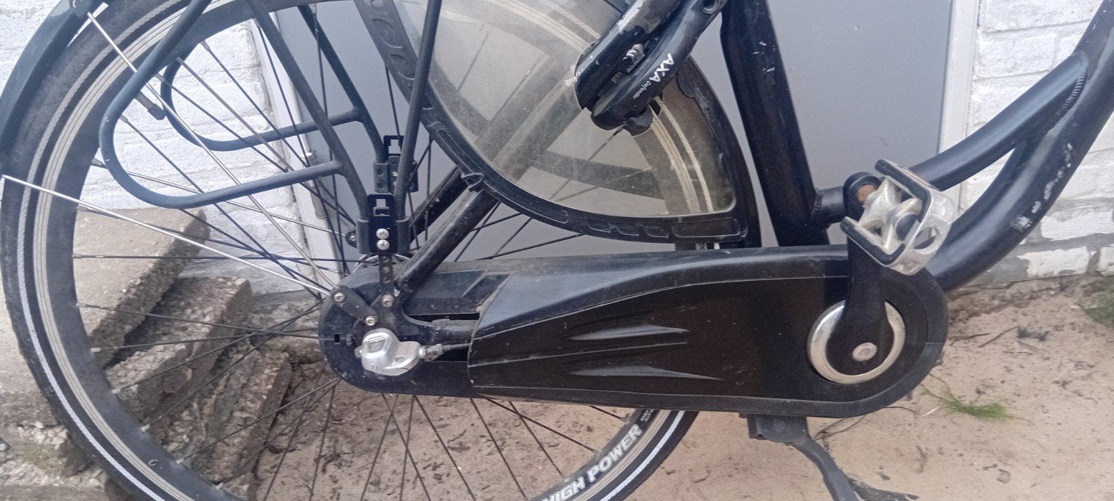 Foto 5 van Zwarte damesfiets met defecte binnenband