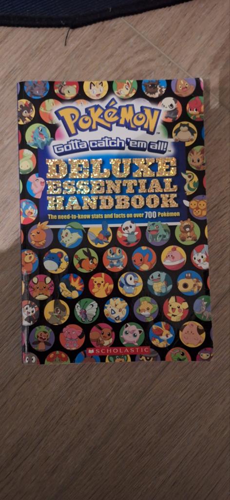 Pokémon Deluxe Essential Handbook - Meer dan 700 Pokémon, Boeken, Kinderboeken | Jeugd | onder 10 jaar, Ophalen of Verzenden, Zo goed als nieuw