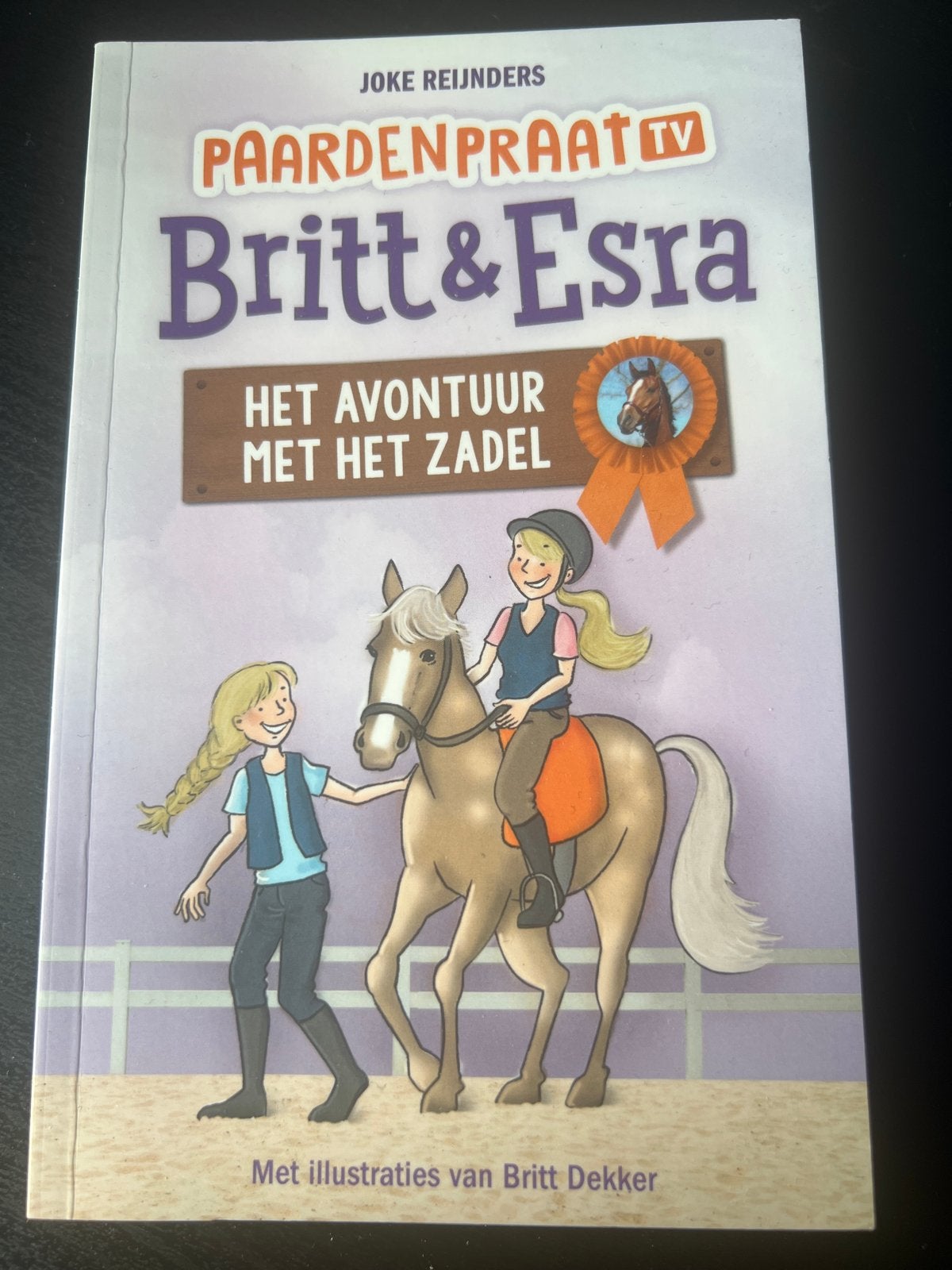 Paardenpraat TV: Britt & Esra - Het avontuur met het zadel, Ophalen of Verzenden, Zo goed als nieuw, Fictie algemeen