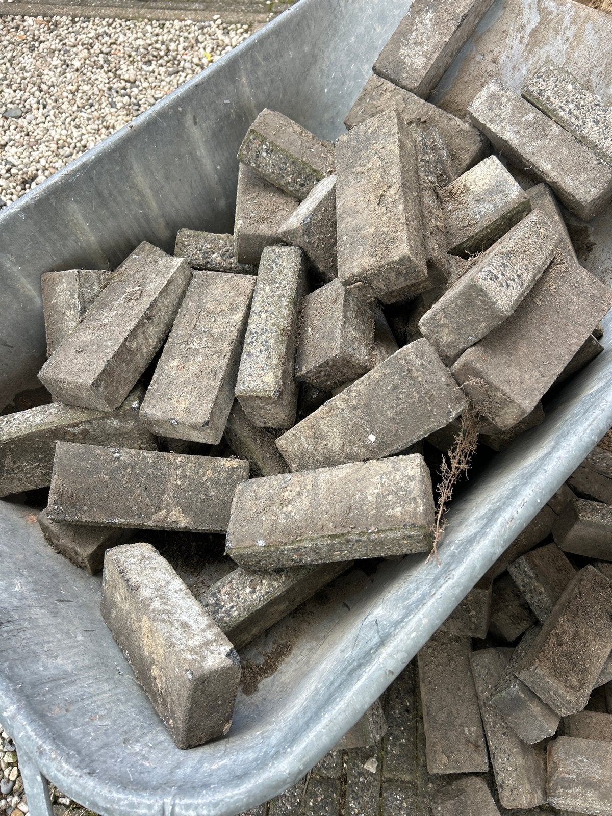 Gebruikte betonklinkers voor tuin of oprit gratis!, Ophalen, Gebruikt, Klinkers, 10 m² of meer