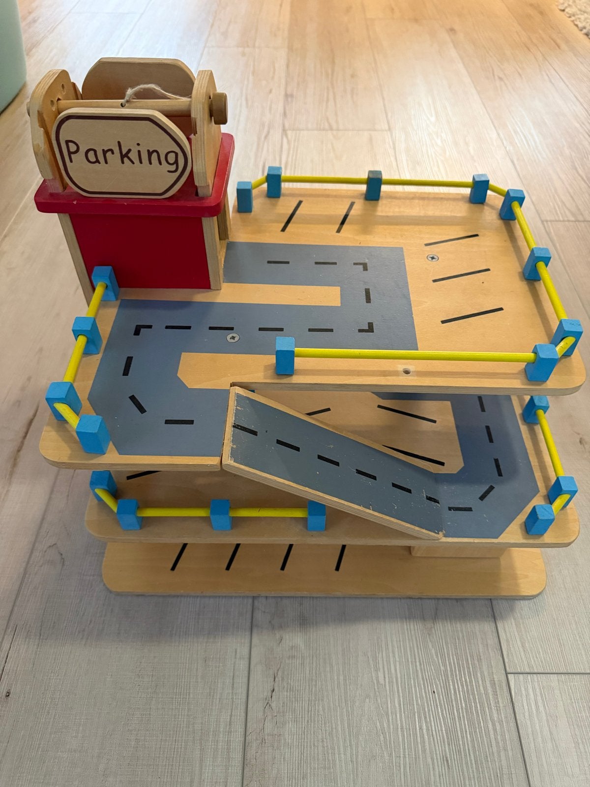 Houten parkeergarage met lift, Ophalen, Gebruikt, Jongen of Meisje