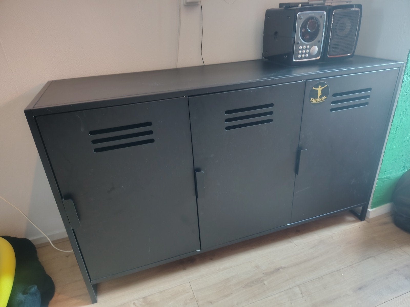 Zwart metalen kast/dressoir met 3 deuren, Huis en Inrichting, Kasten | Dressoirs, Ophalen, 100 tot 150 cm, Metaal, 25 tot 50 cm