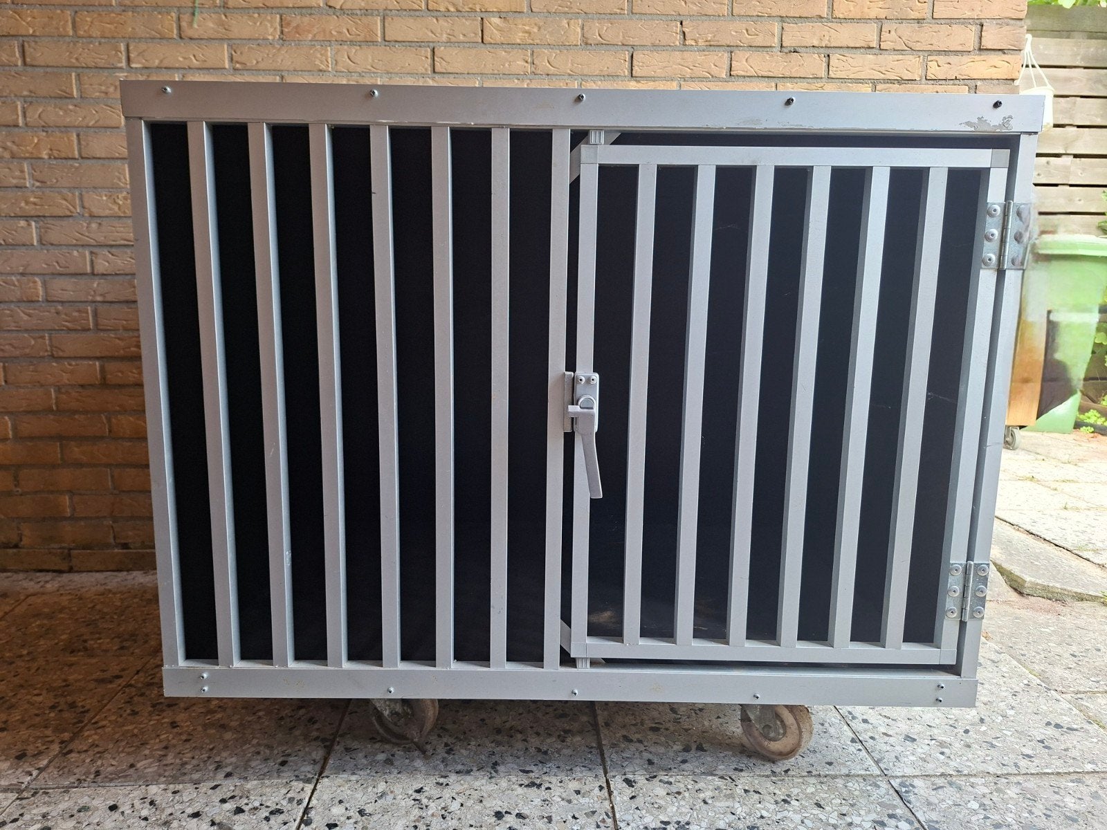 Bench, van bruin betonplex met aluminium frame, Ophalen, Gebruikt