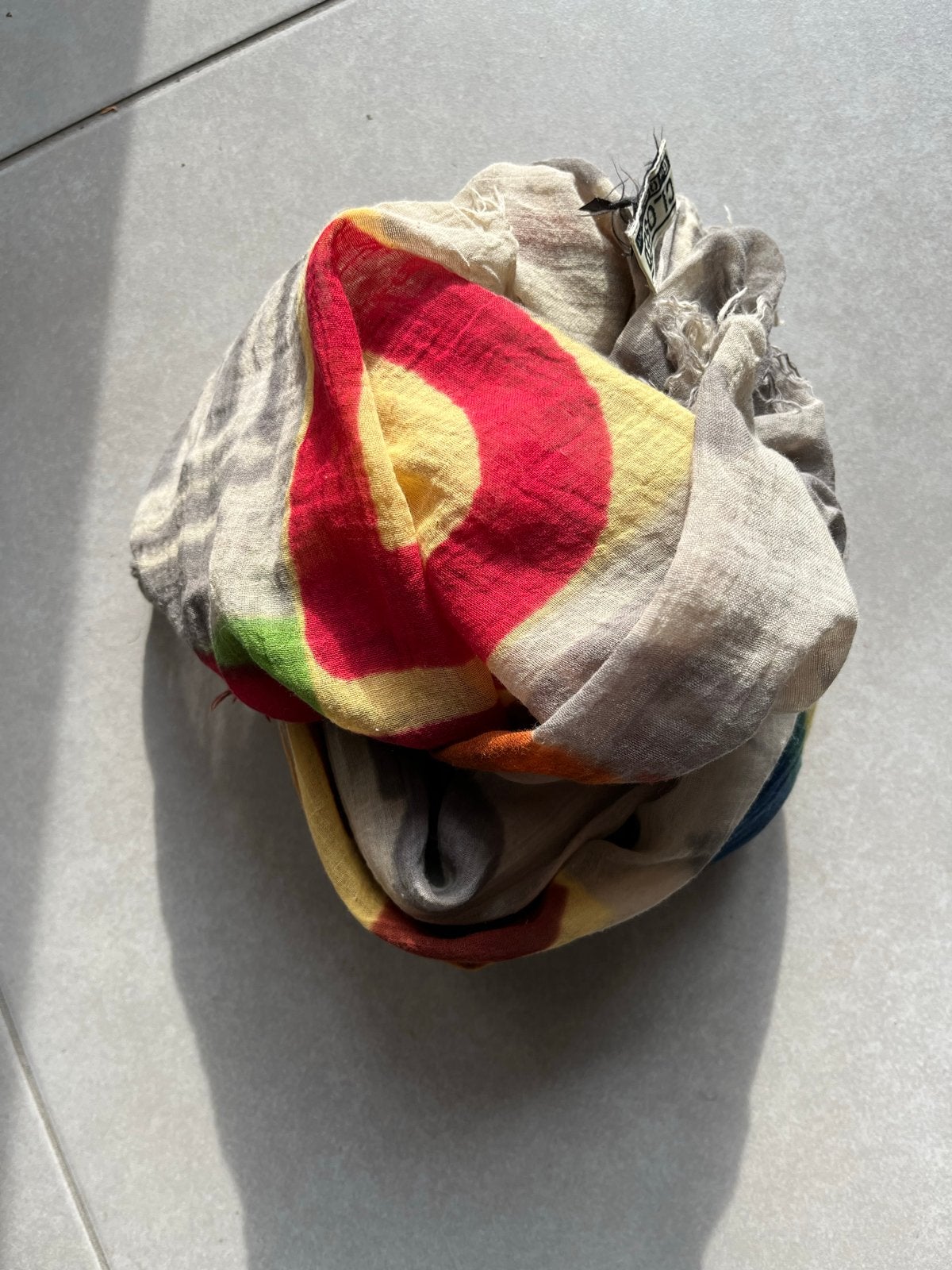 Closed sjaal met kleurrijke letters, Kleding | Dames, Mutsen, Sjaals en Handschoenen, Ophalen of Verzenden, Gedragen, Maat 38/40 (M)