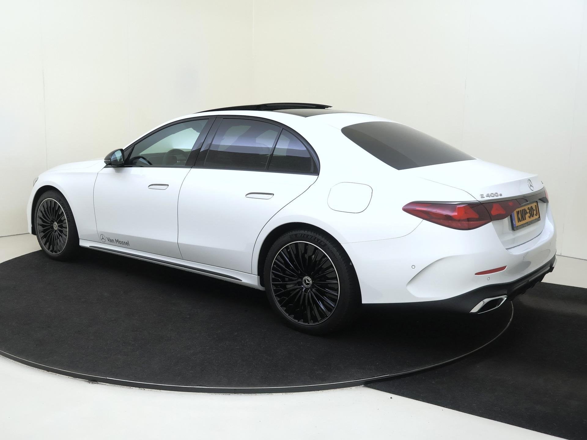 Mercedes-Benz E-klasse 400 e 4MATIC AMG Line / Premium/ Pano, Auto's, Mercedes-Benz, Automaat, 4 cilinders, Bedrijf, Vierwielaandrijving