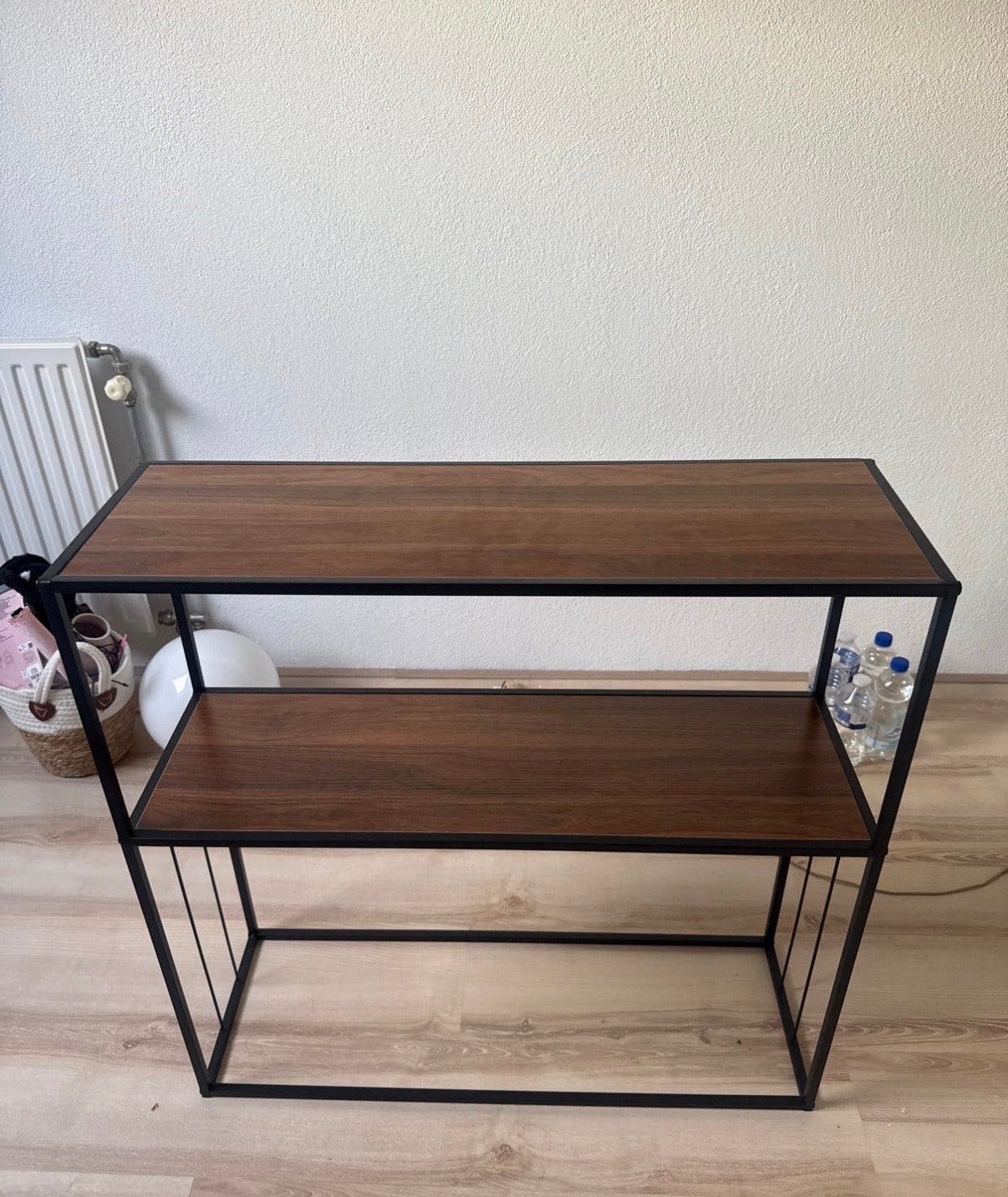 Modern houten en metalen bijzettafel/rek, Huis en Inrichting, Ophalen, Nieuw