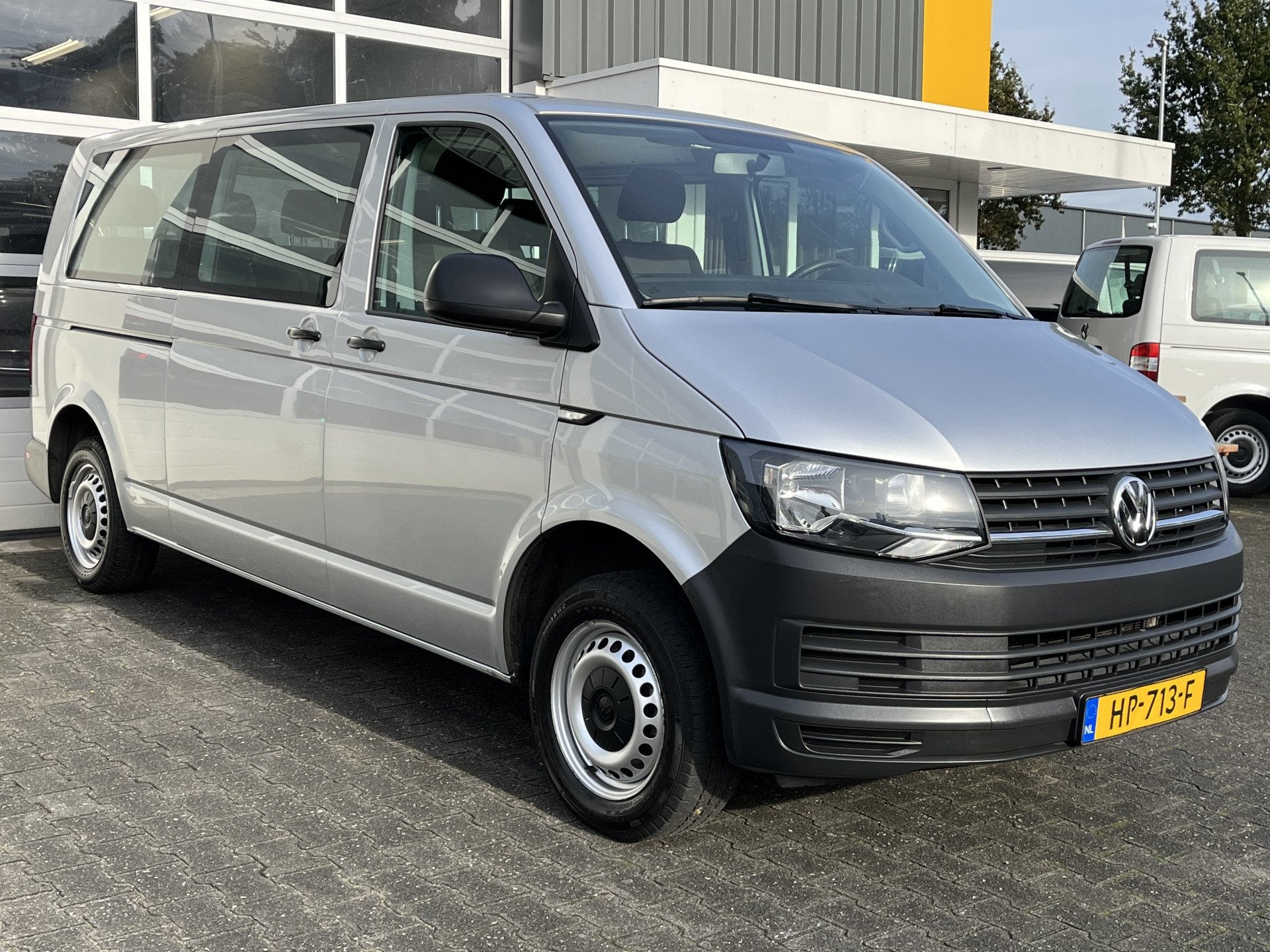 Volkswagen Transporter Kombi 9 Persoons 2.0 TDI L2H1 Incl BT, Auto's, Voorwielaandrijving, Stof, Gebruikt, 255 €/maand