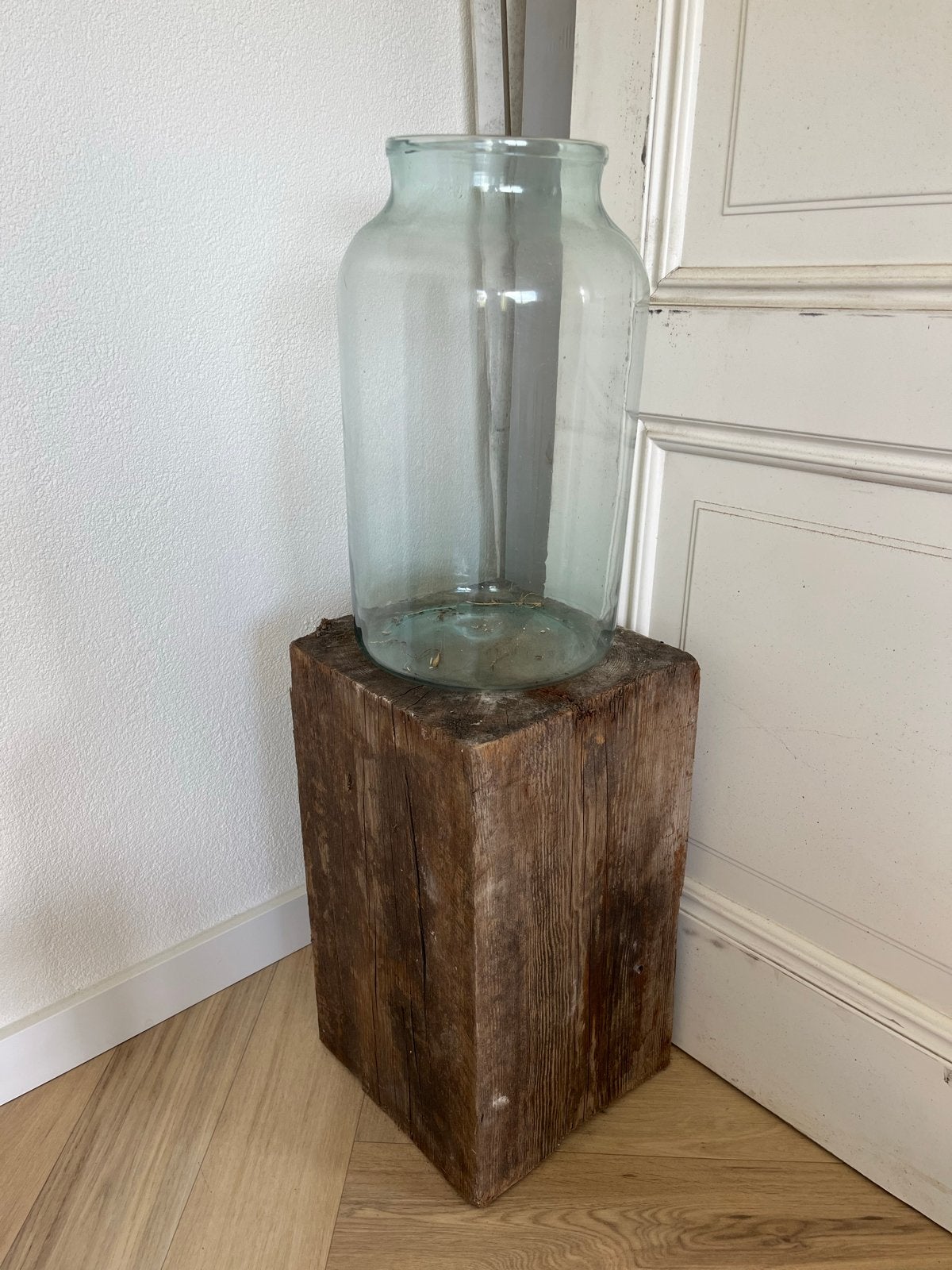 Oude houten sokkel met grote glazen vaas/windlicht, Ophalen of Verzenden